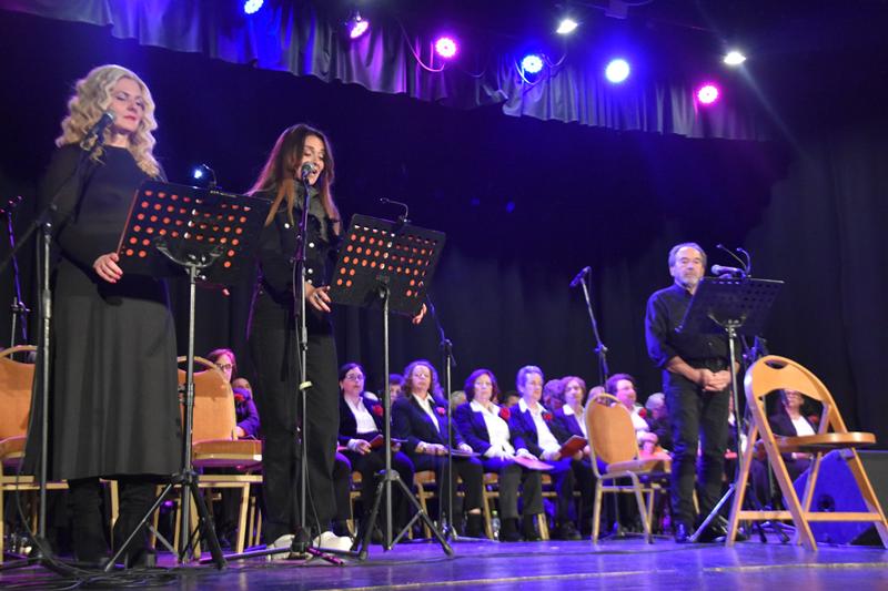 Πετυχημένη η μουσικοθεατρική εκδήλωση «Απ’ το 1821 στο σήμερα» στο Δημοτικό Θέατρο Νάουσας